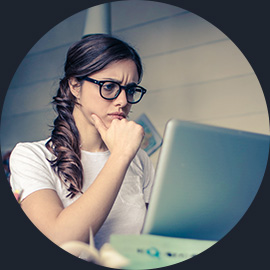 作業効率化できずに悩む女性